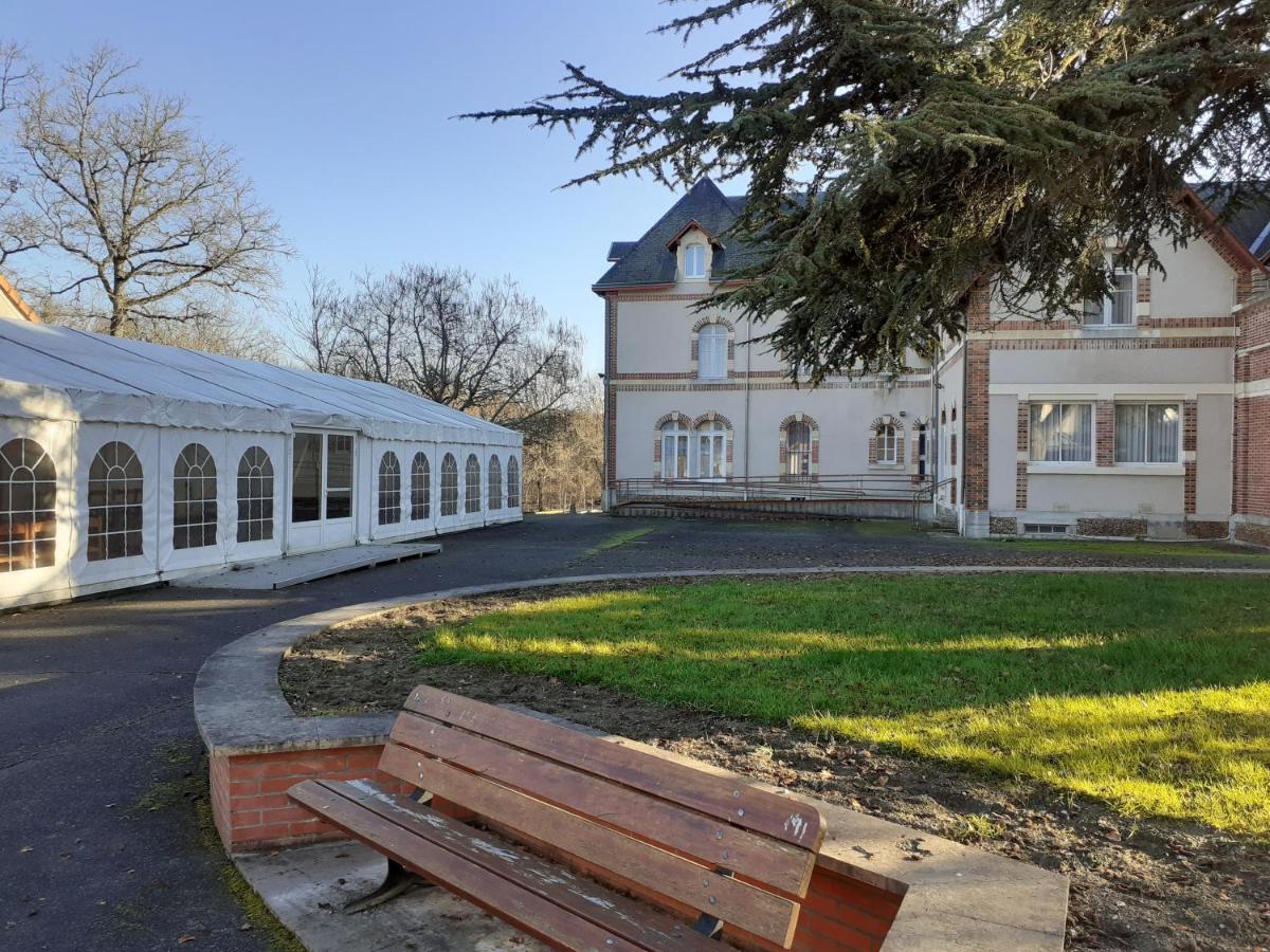 Hotel-Restaurant Domaine De La Grande Garenne Neuvy-sur-Barangeon Exteriör bild